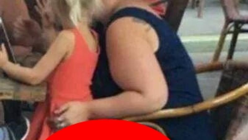 VIRAL! Pare o fotografie obişnuită cu o mamă care îşi ţine fiica în braţe, dar nu este deloc aşa. Ce se ascunde în imagine