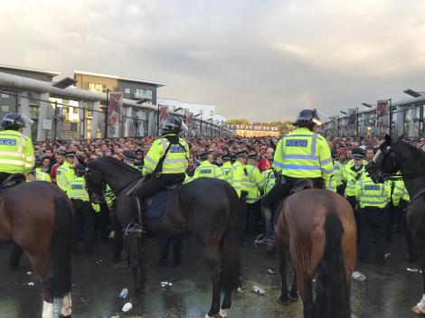 FOTO: Incidente la un meci important din Europa League! Duelul Arsenal - Koln, amânat. Poliția a intervenit în jurul stadionului Emirates