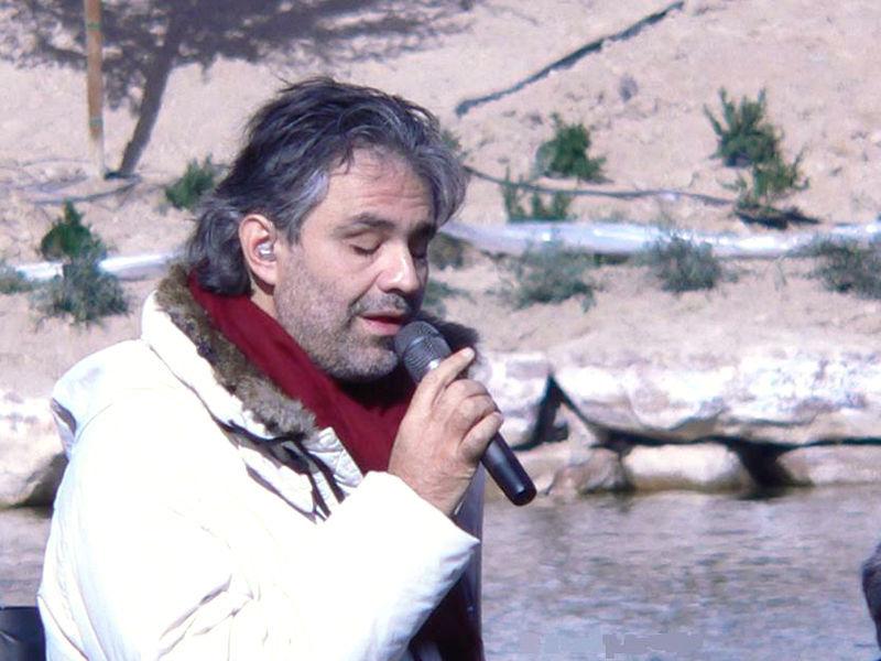 Tenorul Andrea Bocelli a fost spitalizat după ce a căzut de pe cal şi a suferit o lovitură la cap: &rdquo;Mulţumesc din inimă pentru at&acirc;t de multe mesaje pe care le-am primit, vă &icirc;mbrăţişez&rdquo;