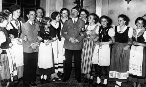 Tabere de pregătire a viitoarelor mirese destinate ofiţerilor lui Hitler. Umilite, controlate şi obligate să îl iubească pe Fuhrer: "Trebuie să-şi pătreze trupul pur şi să spere la cât mai mulţi copii"