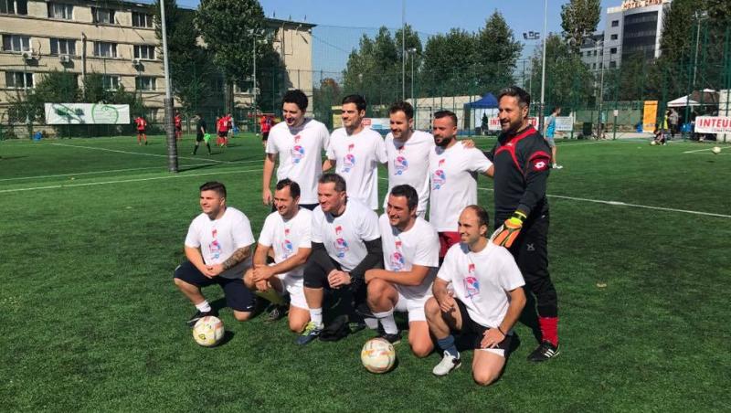 Antena 1 s-a mutat pe terenul de fotbal! Au început meciurile pentru Cupa ”Mereu Aproape”, un eveniment caritabil care ajută 50 de copii nevoiași