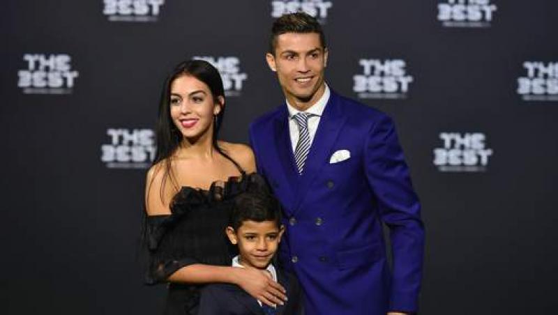 El cu picioarele, ea cu tot corpul! Iubita lui Cristiano Ronaldo, mai sexy ca niciodată într-o ședință foto incendiară!