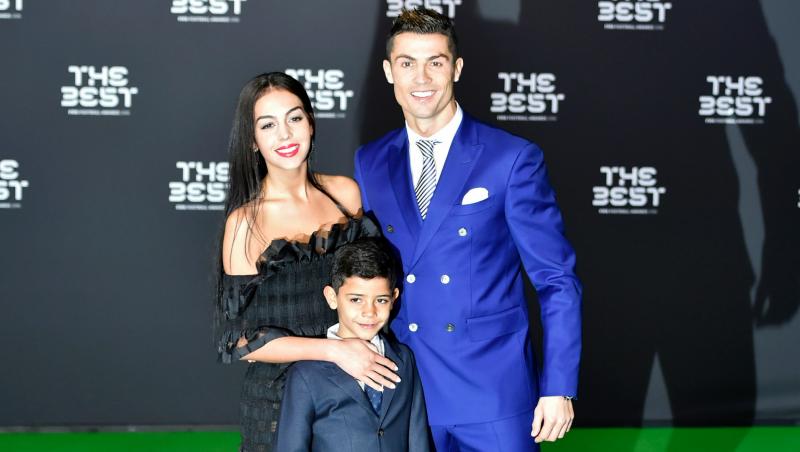 El cu picioarele, ea cu tot corpul! Iubita lui Cristiano Ronaldo, mai sexy ca niciodată într-o ședință foto incendiară!
