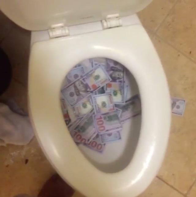 Șoc pentru clienții unui restaurant din Elveția: Toaleta era infundată cu bancnote de 500 de euro! Poliția: Banii sunt autentici!