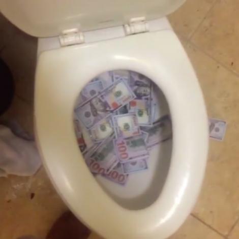 Șoc pentru clienții unui restaurant din Elveția: Toaleta era infundată cu bancnote de 500 de euro! Poliția: Banii sunt autentici!
