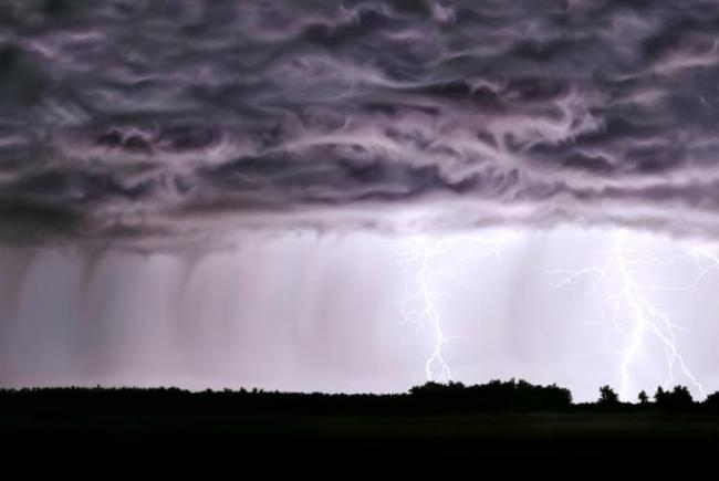 Vremea o ia razna &icirc;n toată țara! Averse torenţiale, descărcări electrice şi grindină, de marţi seară, p&acirc;nă joi la ora 23.00