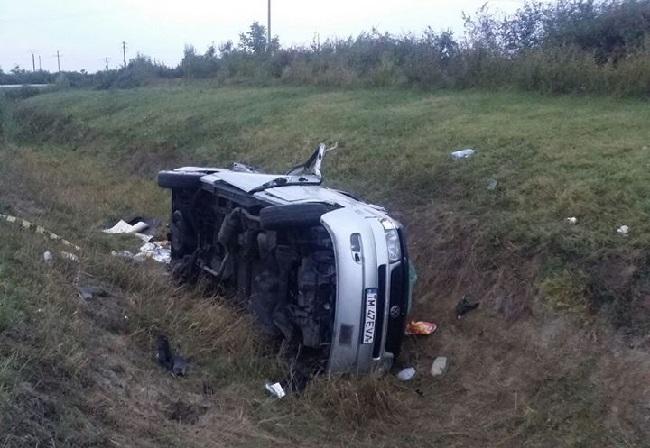 Accident la intrarea &icirc;n S&acirc;nnicolau Mare. Un microbuz cu opt persoane, care se &icirc;ntorcea din Austria, s-a răsturnat