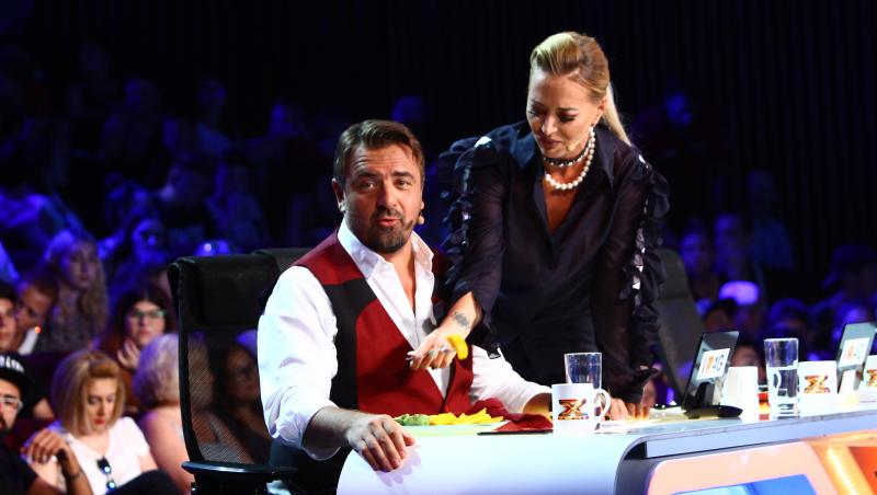 Delia își răsfaţă colegii cu fructe proaspete la filmările „X Factor”. Artista are o inimă mare!