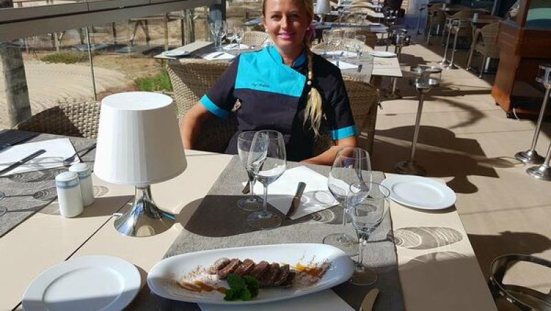 E vedetă în Portugalia! Românca chef care le servește clienților, direct la masă, un desert flambat cu pălincă: ”E suficient să comande un client că, după ce văd ceilalți, vor și ei”