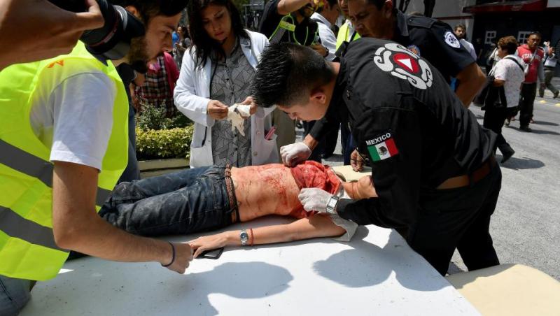 Imagini apocaliptice! 20 de copii au murit în Mexic, după ce școala în care se aflau s-a prăbușit peste ei:”I-am găsit cu caietele în brațe, sub dărâmături...”