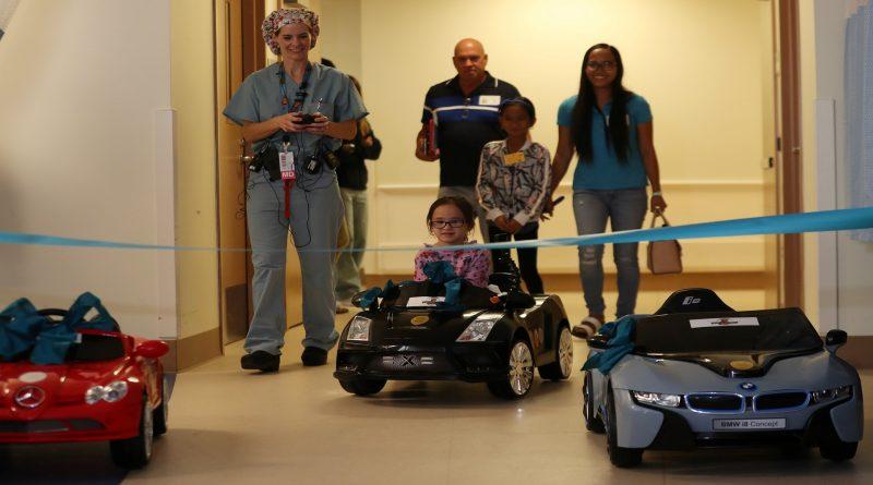 Ideea unui medic pentru micuții bolnavi e &icirc;nduioșătoare! Copiii au la dispoziție mașinuțe cu telecomandă pe care le pot "șofa" spre sala de operație