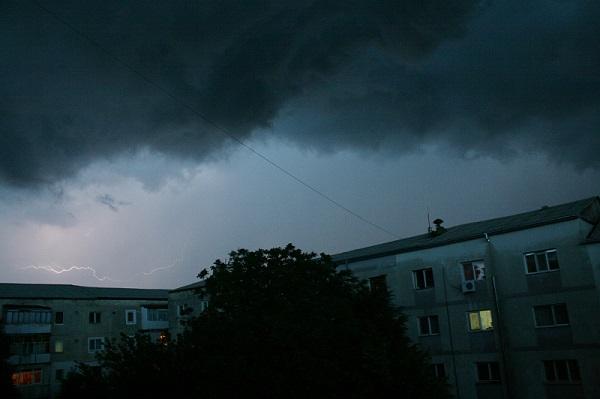 UPDATE: Un bărbat a murit după ce a fost lovit de un copac / Copaci dobor&acirc;ți la păm&acirc;nt, peste firele de electricitate și o maşină avariata, &icirc;n urma furtunii din Capitală