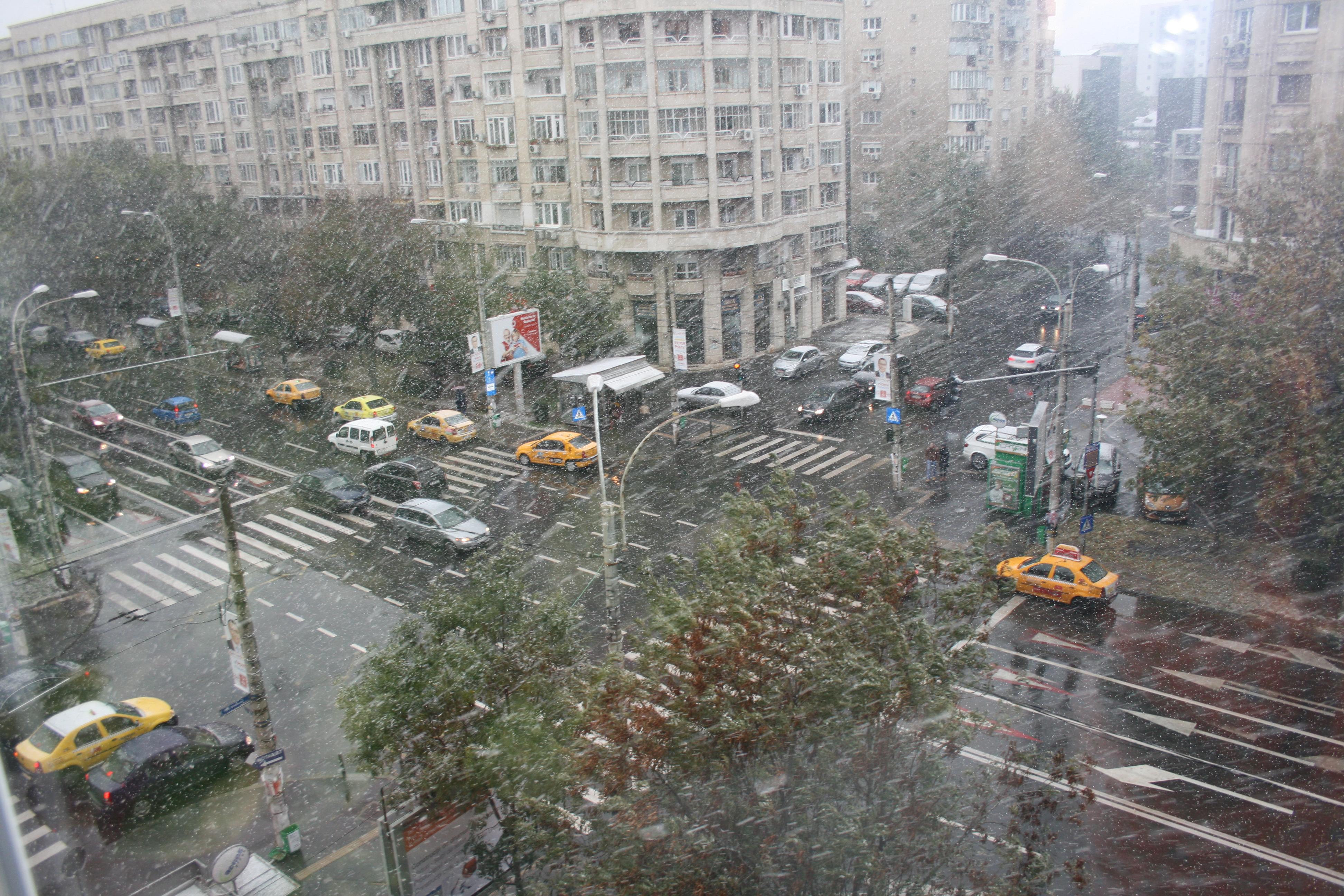 Prognoza meteo pentru zilele următoare: Temperaturi scăzute, lapoviţă şi ninsoare