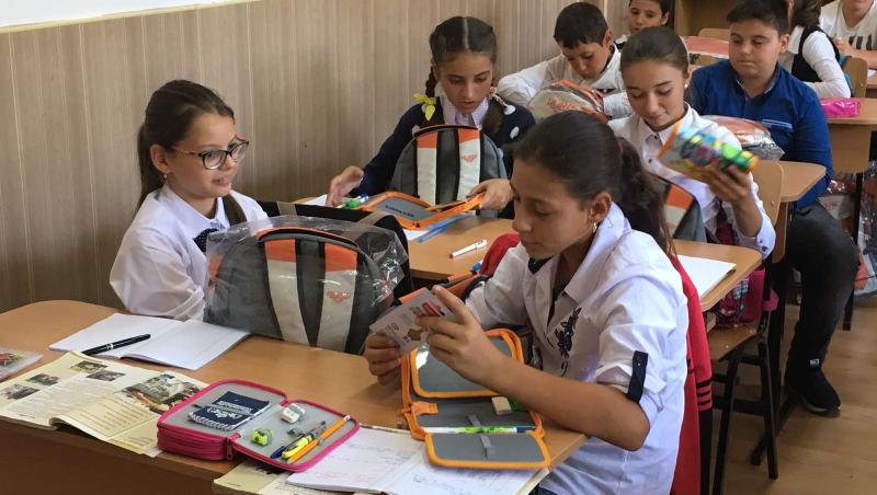1.100 de elevi din 11 județe din România au început școala  cu ghiozdane complet echipate prin campania „Lăsați-mă să învăț“
