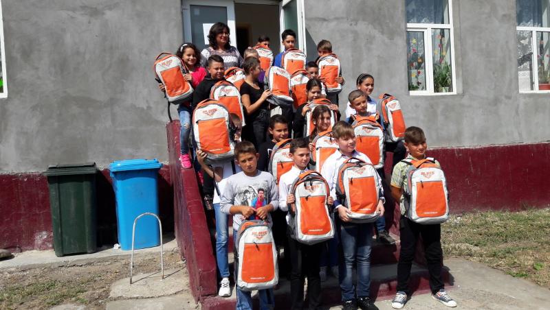 1.100 de elevi din 11 județe din România au început școala  cu ghiozdane complet echipate prin campania „Lăsați-mă să învăț“