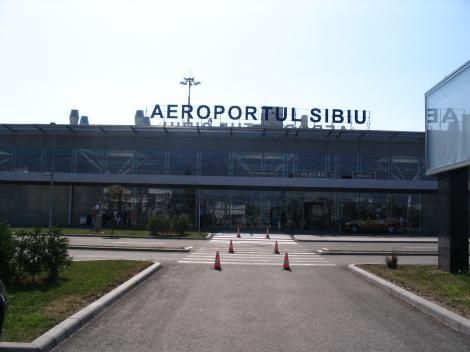Aproximativ 140 de turişti, blocaţi pe Aeroportul Sibiu, după ce o aeronavă s-a defectat. Oamenii au de așteptat ore bune! Când vor putea decola