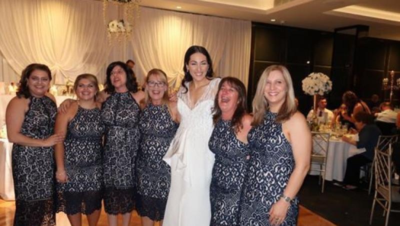 Nu, nu s-au vorbit înainte. Gafa URIAŞĂ făcută de câteva femei invitate la o nuntă. Imagine VIRALĂ!