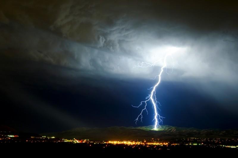 Nu am scăpat de furtuni! Meteorologii au emis COD PORTOCALIU de ploi puternice, descărcări electrice şi vijelii