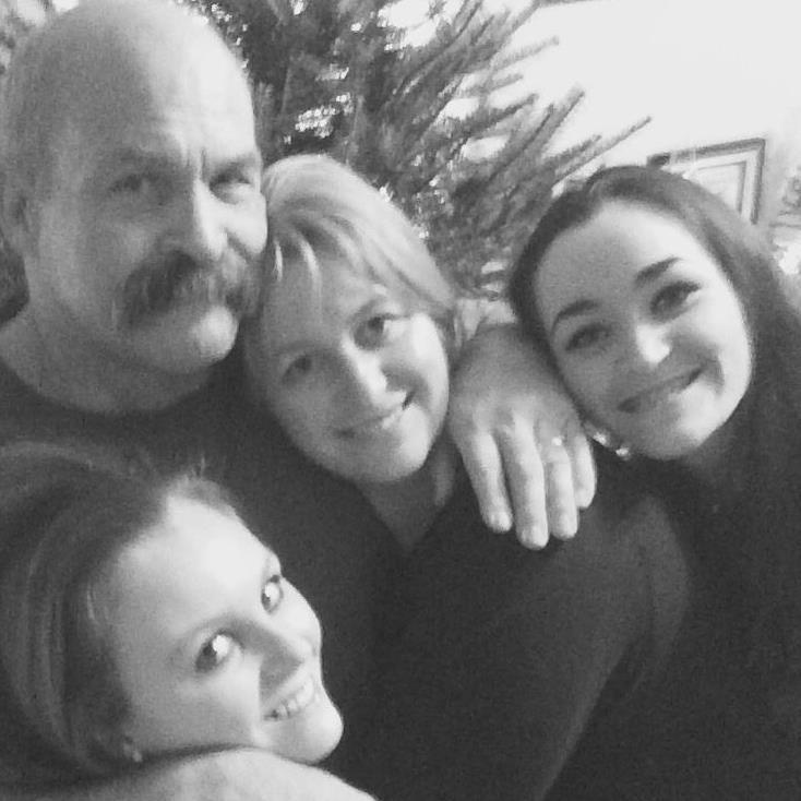 Cum a reacționat un tată atunci c&acirc;nd copiii i-au luat ochelari speciali, ca să poată vedea culorile! Clipul face senzație!