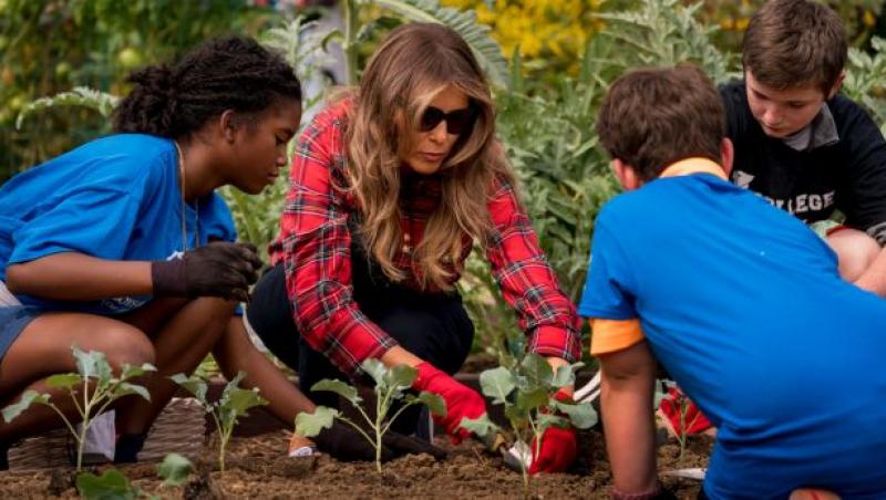 Melania Trump, în genunchi, cu nasul în praz! A plantat legume, la Casa Albă. Ochelarii de soare nu i-au lipsit: 