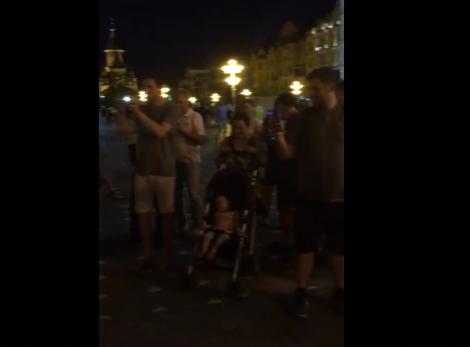 VIDEO / Un primar din România cântă la chitară pe stradă. Oamenii s-au oprit și au început să îl filmeze: "Să ne lăsăm sufletul să zburde"