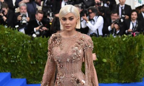 La 20 de ani, sora cea mică a lui Kim Kardashian este însărcinată! Kylie Jenner s-a fotografiat cu burtica de graviduță