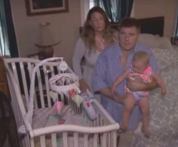 VIDEO! Descoperire șocantă făcută de un cuplu! Vecinul urca &icirc;n podul casei lor &icirc;n fiecare seară și &icirc;i urmărea &icirc;n intimitate