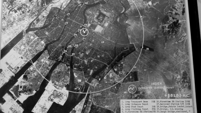 Privește bine! Ceea ce vezi este ”umbra” unei femei! 5.000 de grade au pulverizat-o pur și simplu. A fost măturată, la propriu! Hiroshima, august 1945
