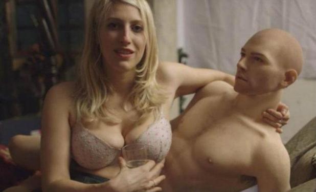 El e Gabriel, prima păpușă EROTICĂ MASCULINĂ! Femeile deja se dau &icirc;n v&acirc;nt după el!