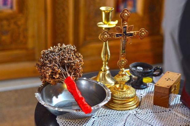 Minune de la Dumnezeu sau pură chimie? De ce nu se strică apa sfinţită niciodată. Explicaţia te va uimi