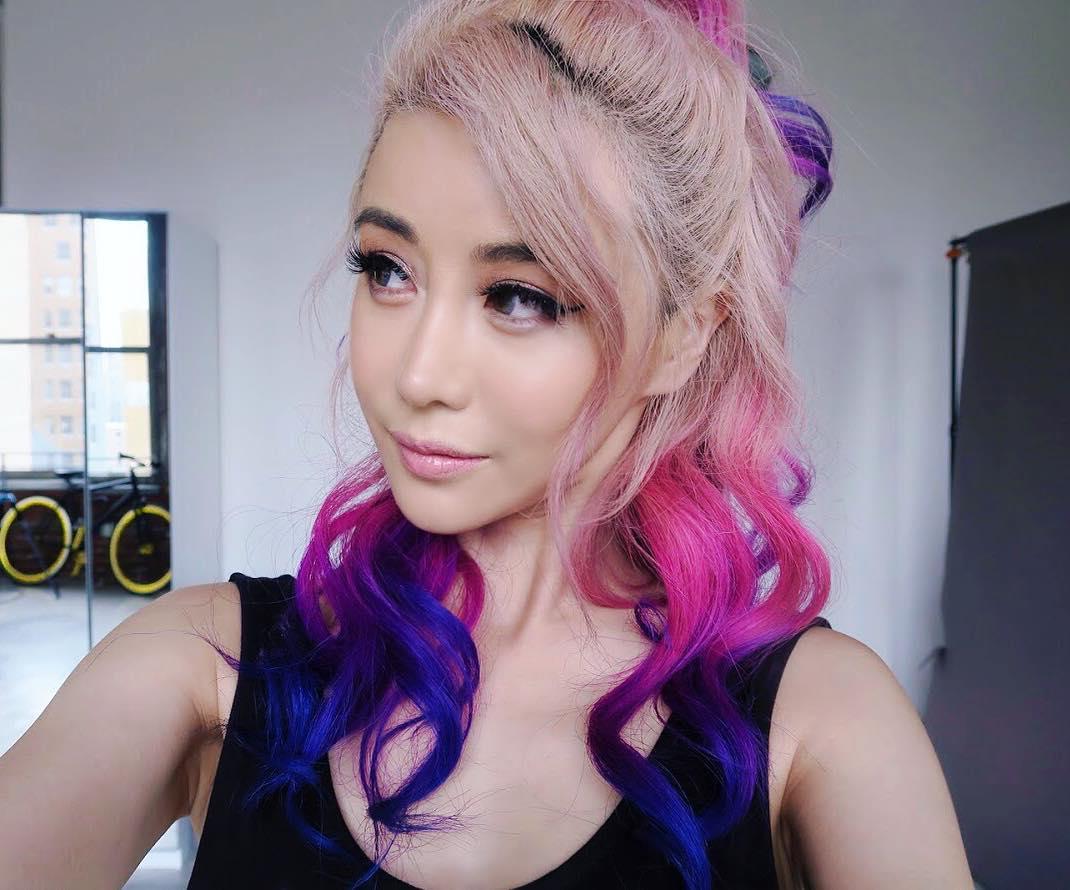 Tu o cunoști pe femeia cu 9 milioane de abonați pe YouTube? Cheltuie 10.000 de dolari pe lună numai pe pantofi