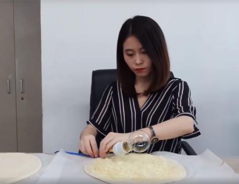 Cum poți găti la birou, cu un bec .O femeie si-a copt o pizza delicioasă, pe care a devorată (VIDEO)