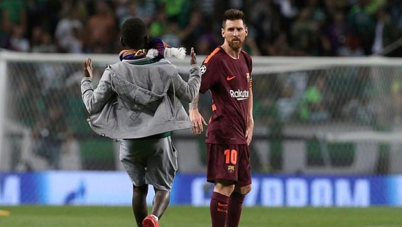 VIDEO: Messi e zeu și în ”casa” lui Ronaldo! Sub ochii lui Hațegan, un fan a intrat pe teren la meciul Sporting-Barcelona și a uimit asistența