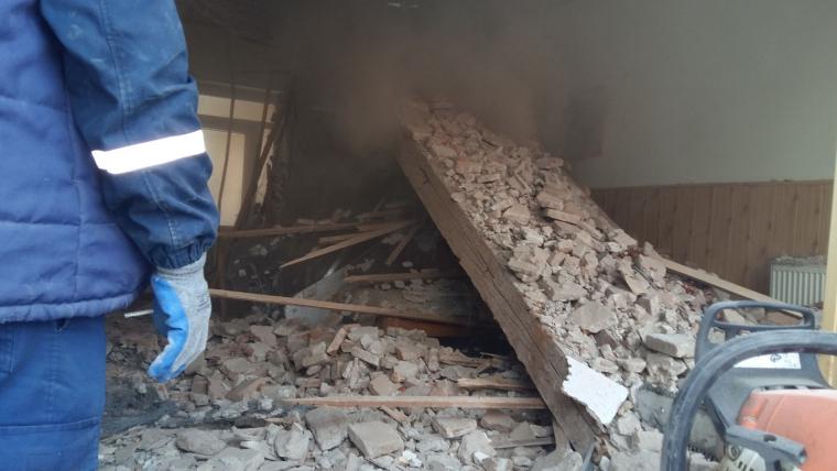 La școală, &icirc;n Rom&acirc;nia! Profesoară rănită după ce o porţiune din tavanul unei clase s-a prăbuşit