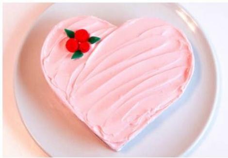 Cel mai simplu mod în care poți face un tort în formă de inimă, fără să te coste nimic în plus