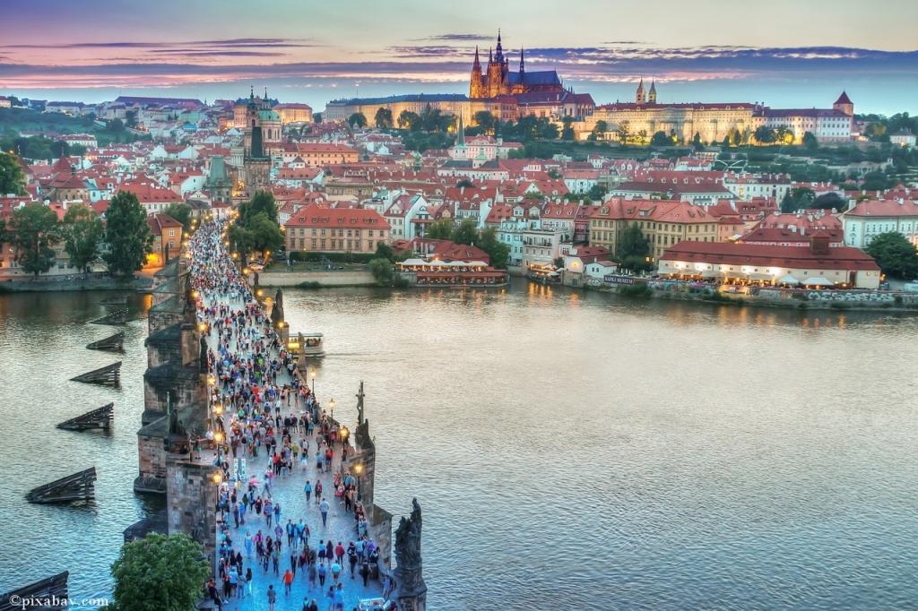 Tur istoric &icirc;n Praga, orașul celor 100 de turle