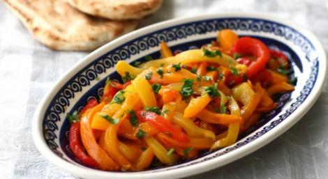 Salată de ardei copți: reţeta unei  gospodine săsoaice! A fost  moştenită de la străbunica ei, Ildiko, bucătăreasa satului