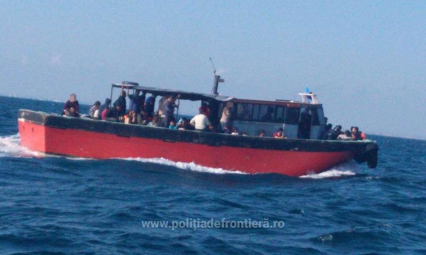 Pescador cu aproape 90 de persoane la bord, interceptat &icirc;n apropierea ţărmului rom&acirc;nesc al Mării Negre