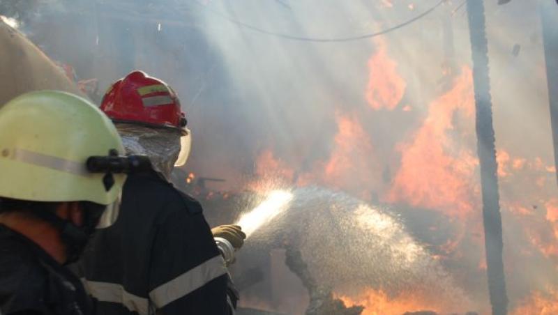 Incendiu la un azil de bătrâni din Capitală: o persoană a decedat, alte 19 au fost transportate la spital! Clădirea nu avea autorizaţie de securitate la incendiu! UPDATE