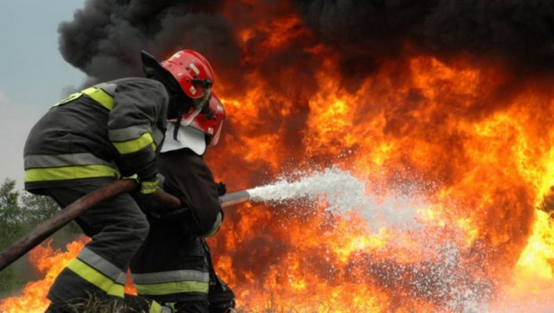 Sâmbăta Neagră! Un pompier a fost  rănit și transportat la spital în urma incendiului de la căminul de bătrâni din Capitală