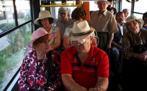 În sfârşit, înţelegem de ce ne intersectăm cu atâţia bătrâni în autobuze! Cercetătorii: deplasarea cu mijloacele de transport în comun aduce beneficii pentru sănătatea lor