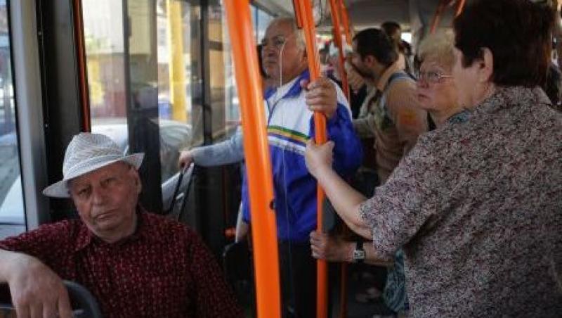 În sfârşit, înţelegem de ce ne intersectăm cu atâţia bătrâni în autobuze! Cercetătorii: deplasarea cu mijloacele de transport în comun aduce beneficii pentru sănătatea lor