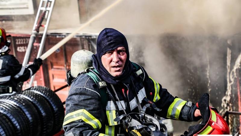 Dezvăluirile pompierului erou care a ajutat la stingerea incendiului de la căminul de bătrâni! GALERIE FOTO cu eroii care şi-au riscat viaţa lor pentru a o salva pe a altora