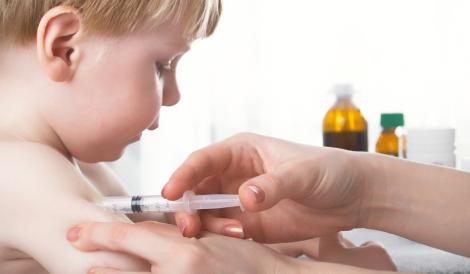 Copiii nevaccinați vor fi primiţi la şcoală, dar părinții riscă amenzi, ba chiar să fie decăzuţi din drepturi