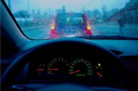 Trucuri pentru consum mic: Cum să conduci pe o vreme ploioasă! Sfaturi de la specialiști pentru șoferii începători