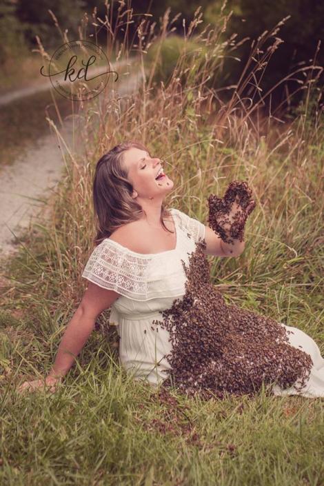 Femeia gravidă care s-a pozat cu burta acoperită de albine explică gestul: ”Au intrat în viața mea într-un moment în care tocmai pierdusem un copil. Era al doilea!”