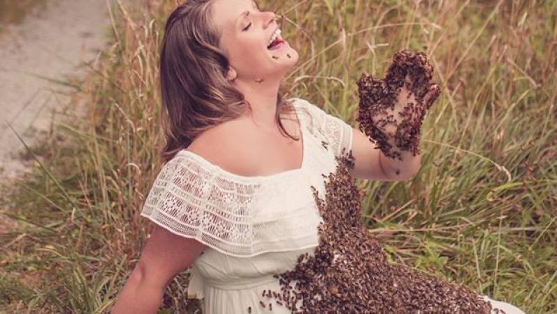 Femeia gravidă care s-a pozat cu burta acoperită de albine explică gestul: ”Au intrat în viața mea într-un moment în care tocmai pierdusem un copil. Era al doilea!”