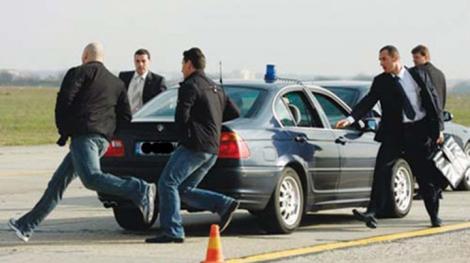 Stare de ALERTĂ! Un individ A INTRAT CU UN BOLID în coloana PREȘEDINTELUI sârb! Mașina îi aparține unui fotbalist celebru