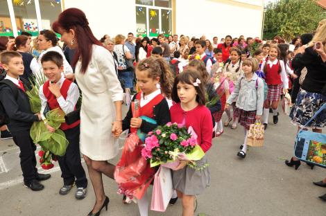 În septembrie va suna clopoţelul, dar nu toţi elevii aşteaptă prima zi de şcoală, ci prima vacanţă!  cu două zile înainte de Crăciun, vor putea lăsa ghiozdanele în cui(er)