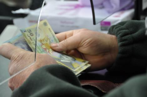 Veste importantă pentru românii care au rate la bănci! Vor plăti mai mulți bani la credite